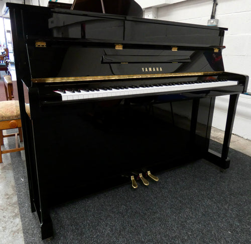 Yamaha b2 PE Upright Piano in Black High Gloss