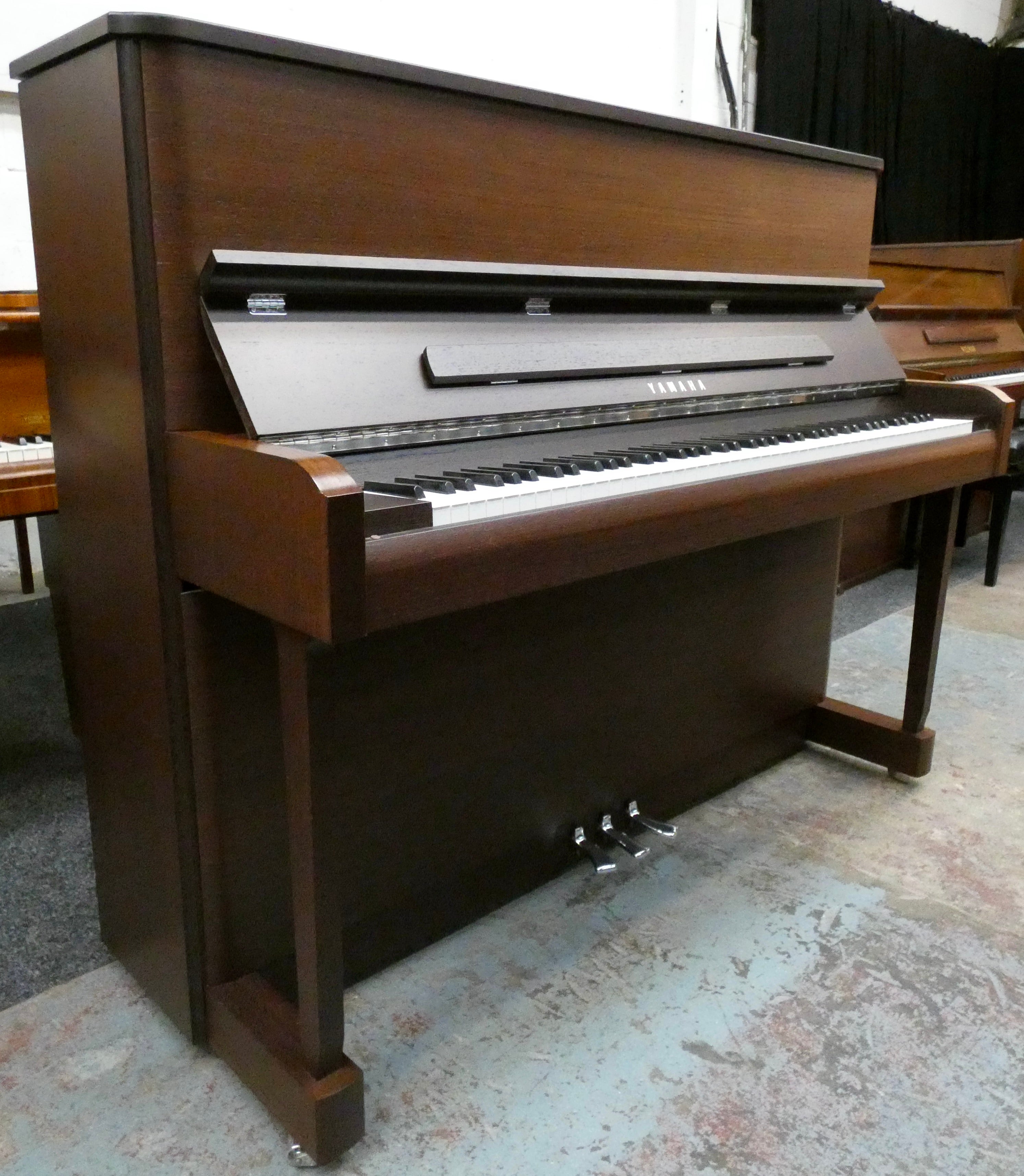 Banc de piano en ébène poli Yamaha NO3 30 pouces avec rangement | Piano  Héritage